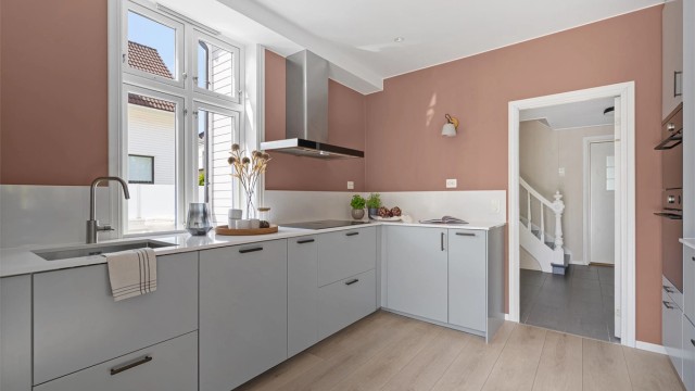 Flott og moderne kjøkken fra IKEA som var nytt i 2021. Innredningen er i lys grått med hvit kompositt benkeplate.