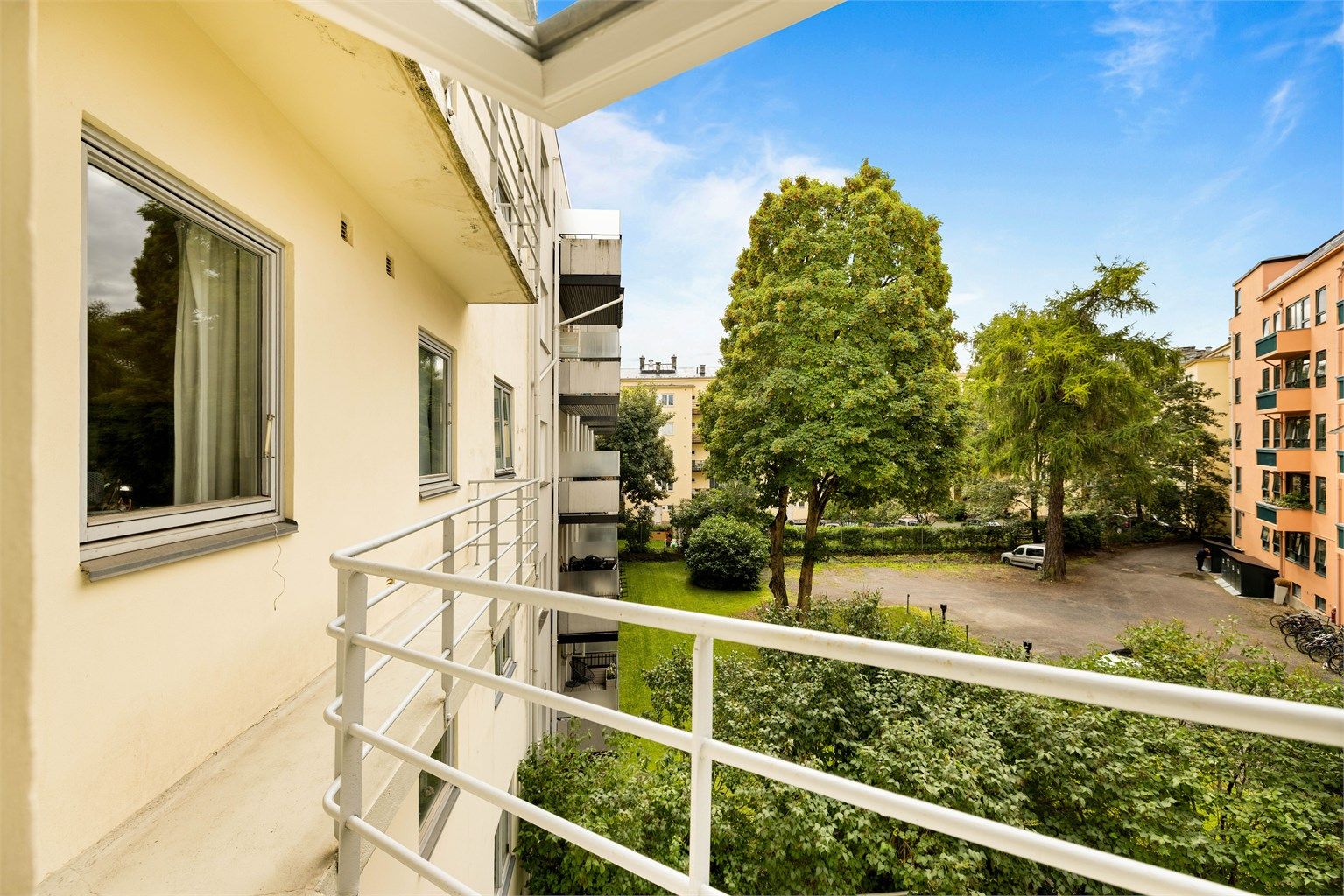 Utenfor kjøkken og soverom er det en brannbalkong med utsyn over bakgården og mot nærområdet.