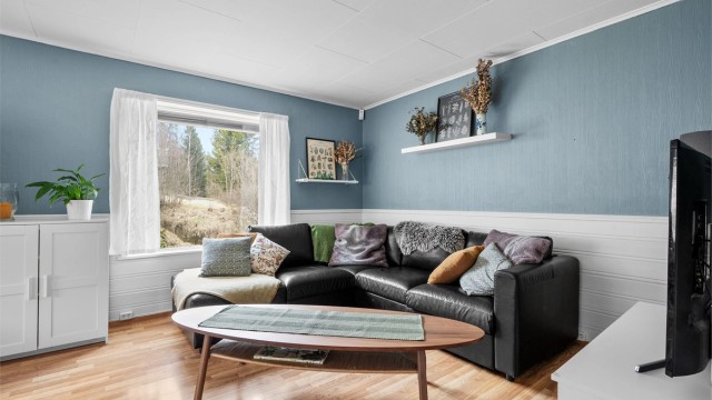 Stue - god plass til både sofagruppe, bord, tv og tilhørende møblement
