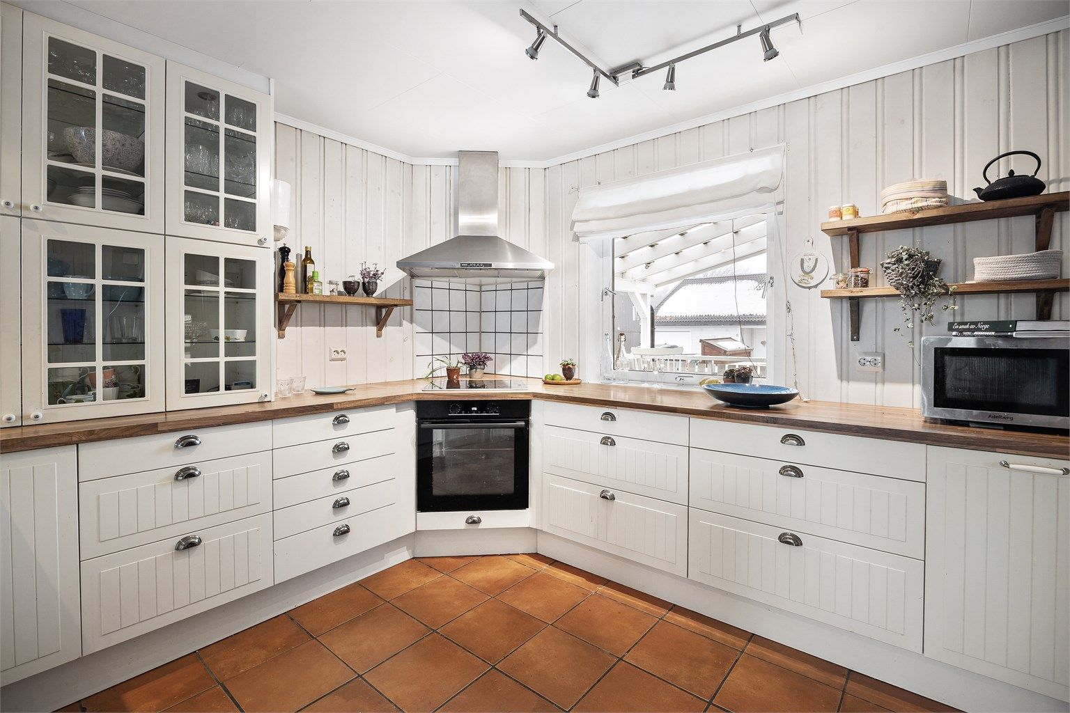 Godt med skap- og benkeplass. Det er også varme i gulvet.