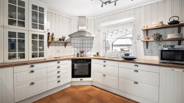 Godt med skap- og benkeplass. Det er også varme i gulvet.