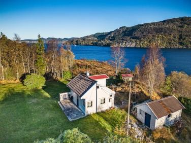 Velkommen til denne flotte og naturskjønne eiendommen på Hylkje. Tomten er på over 5 mål og består av en eldre fritidsbolig, redskapsbod og naust på egen bruksnummer. Eiendommen ligger i LNF-område. 