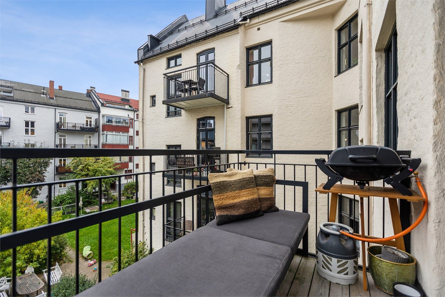 Gjennomført 3-roms andelsleilighet med klassiske kvaliteter og skjermet balkong med kveldssol.
Foto: EFKT