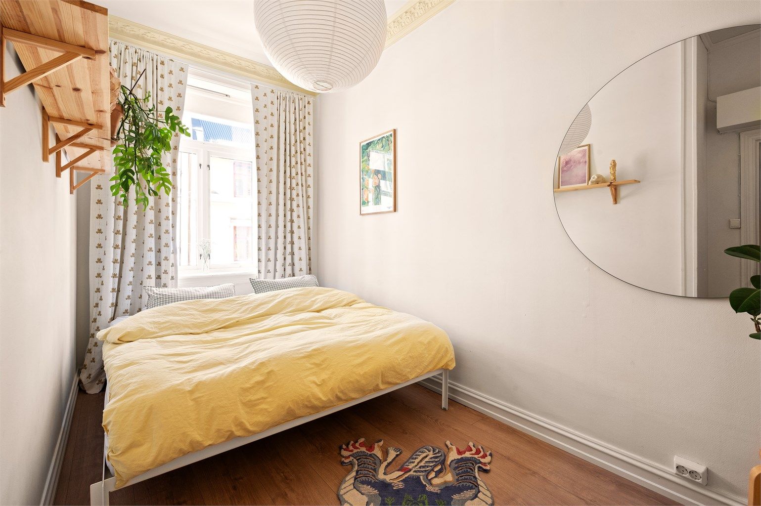 Leiligheten har tre soverom, alle med elektrisk gulvvarme for behagelig temperatur.