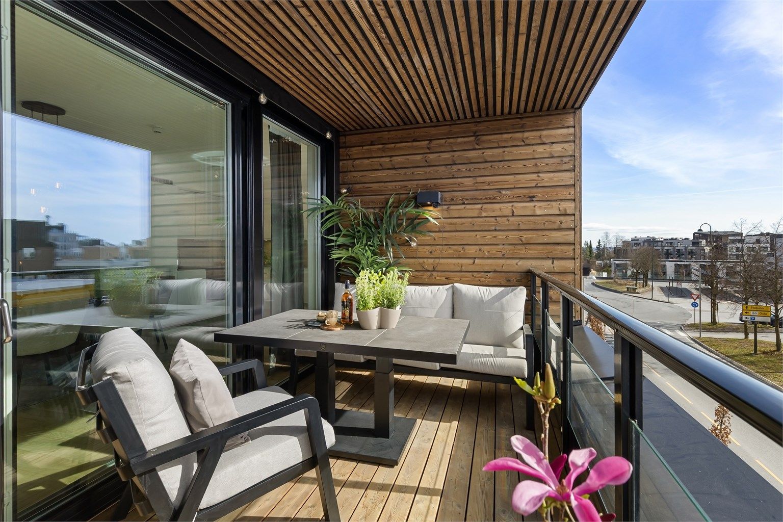 Balkongen har god plass til en sittegruppe og er belagt med terrassebord.