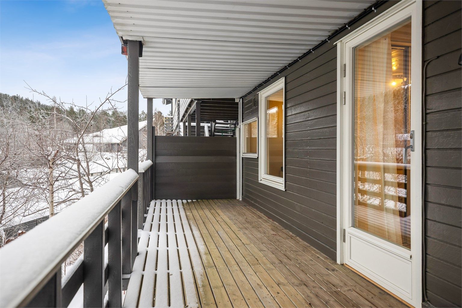 Utgang fra ett soverom i u. etasjen til øst-vendt balkong på ca. 13 kvm.