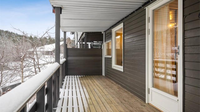 Utgang fra ett soverom i u. etasjen til øst-vendt balkong på ca. 13 kvm.