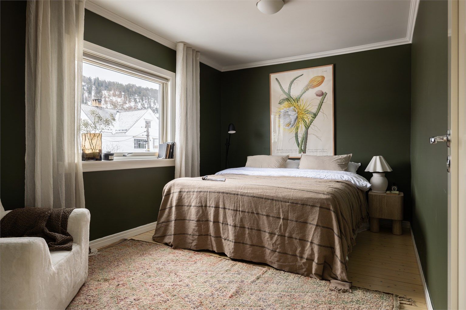 Hovedsoverommet er nymalt i en mørk og behagelig grønn tone