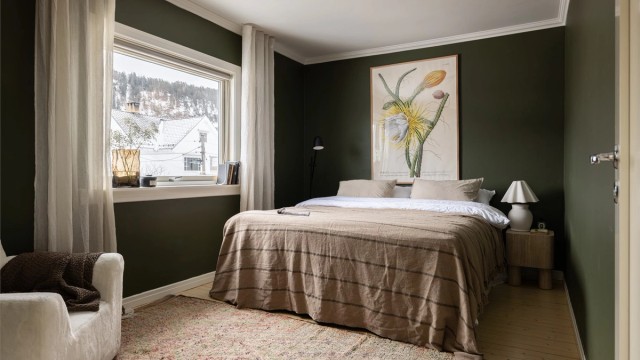 Hovedsoverommet er nymalt i en mørk og behagelig grønn tone