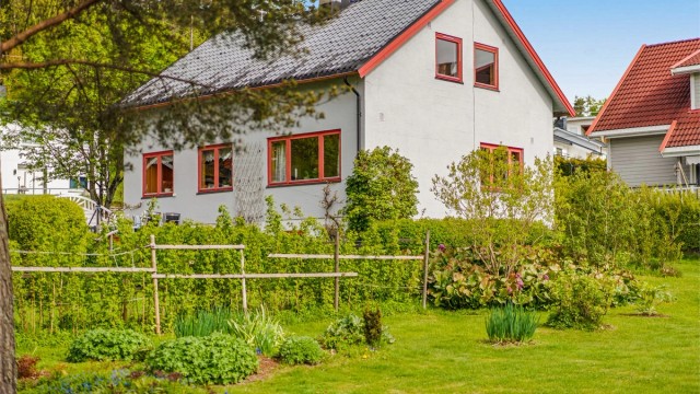 Eneboligen er oppført i 1965 og har en murkonstruksjon.