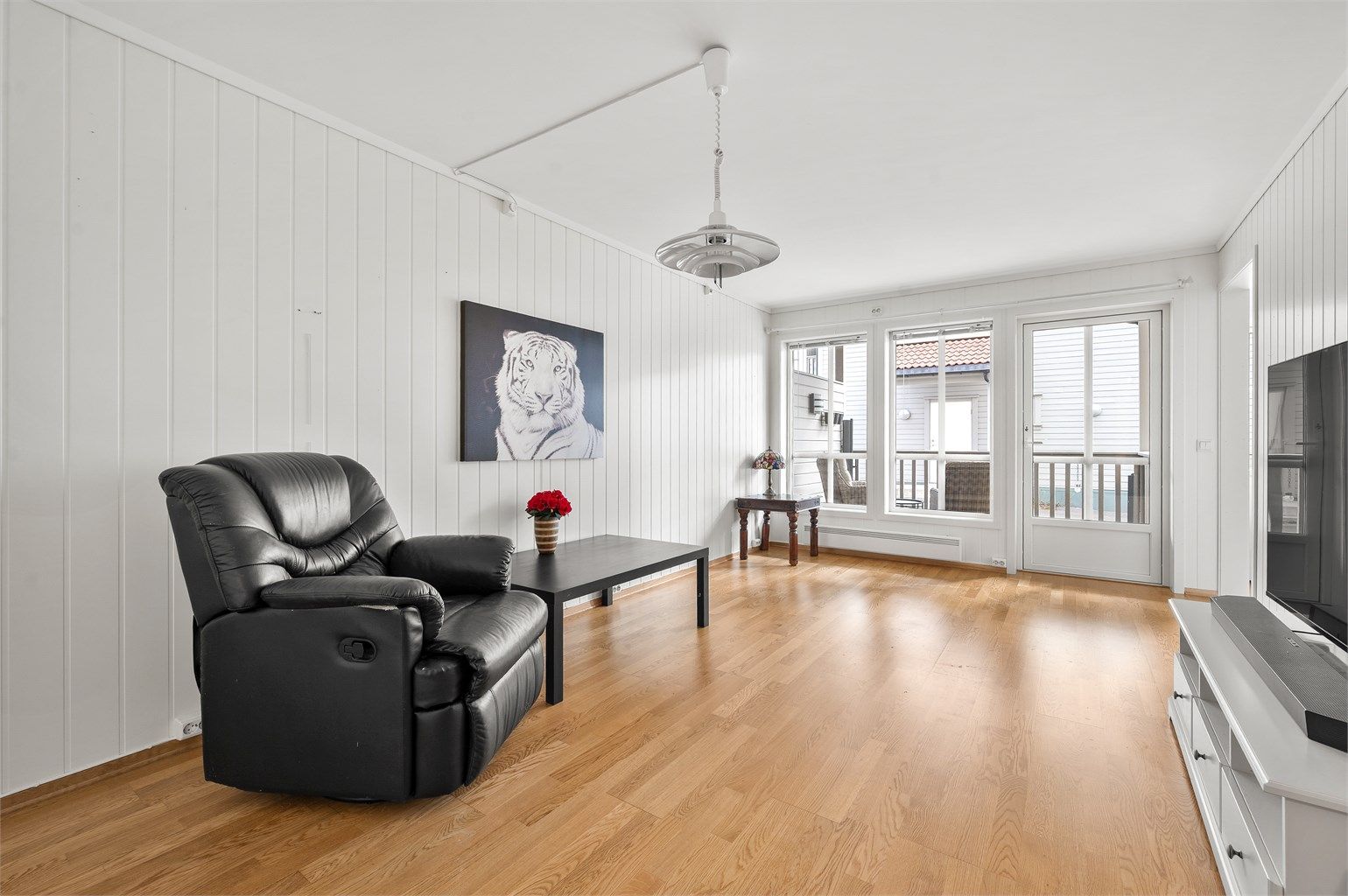 Lys og koselig stue med utgang til terrasse