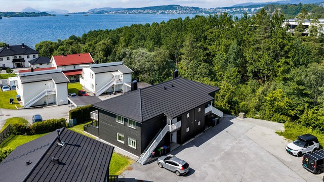 Gangavstand til barnehager, skoler og dagligvarebutikker som Rema 1000 og Eurospar.