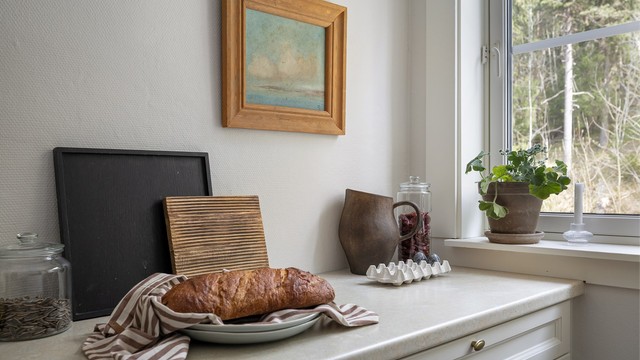 I og med at kjøkkenet er adskilt, tilfredsstilles de aller fleste behov hva gjelder størrelse, utsyn og store arbeidsflater