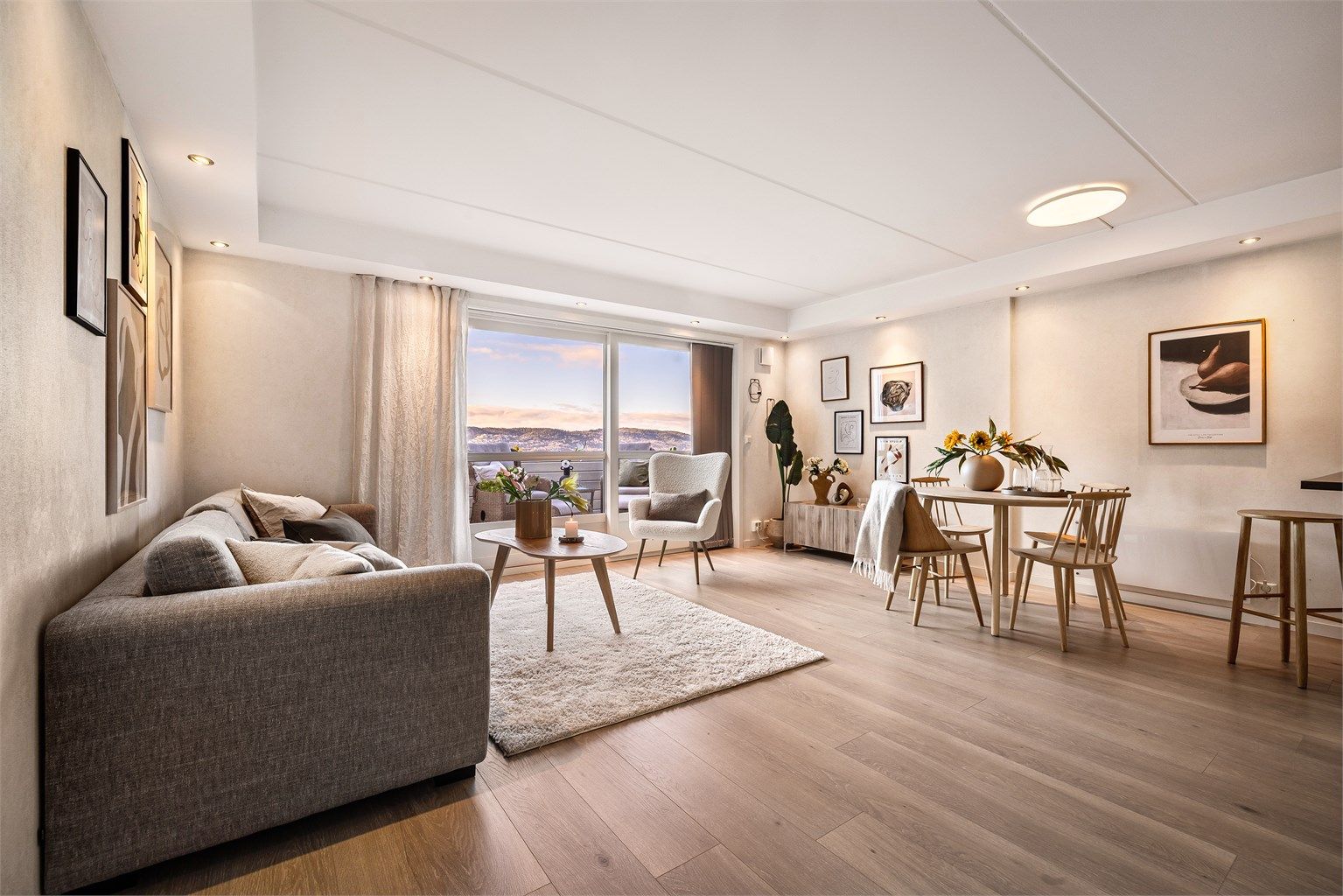 - Romslig stue med god plass til sofagruppe og spisebord -