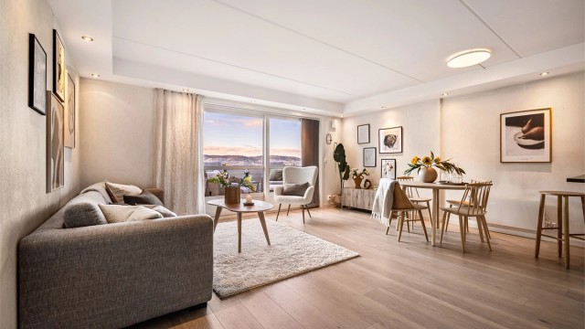 - Romslig stue med god plass til sofagruppe og spisebord -