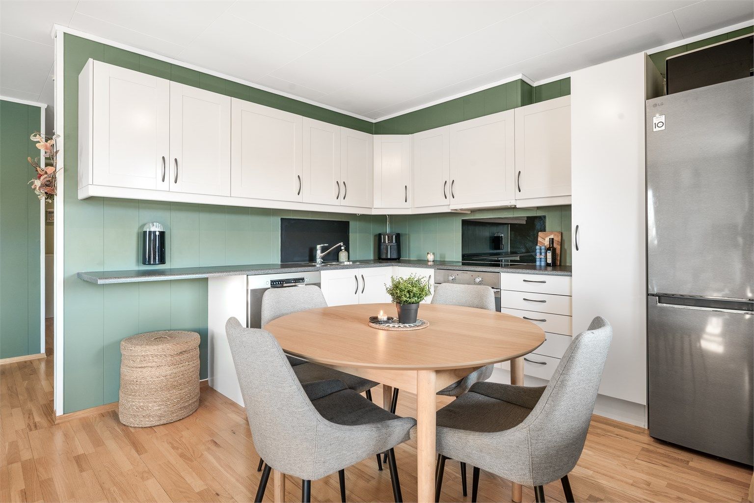 Kjøkkenet er utstyrt med frittstående kjøleskap med fryser, samt integrerte hvitevarer.