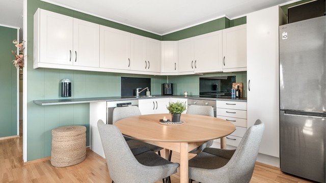 Kjøkkenet er utstyrt med frittstående kjøleskap med fryser, samt integrerte hvitevarer.