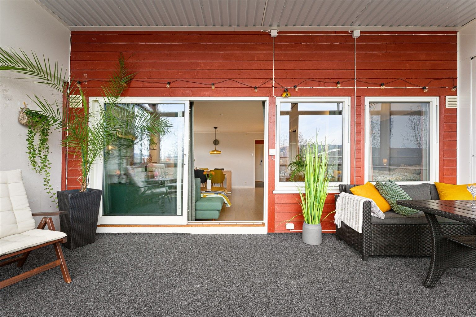 Skyvedøren i stuen åpner opp mot balkongen og visker ut skillet mellom inne og ute.