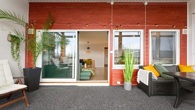 Skyvedøren i stuen åpner opp mot balkongen og visker ut skillet mellom inne og ute.