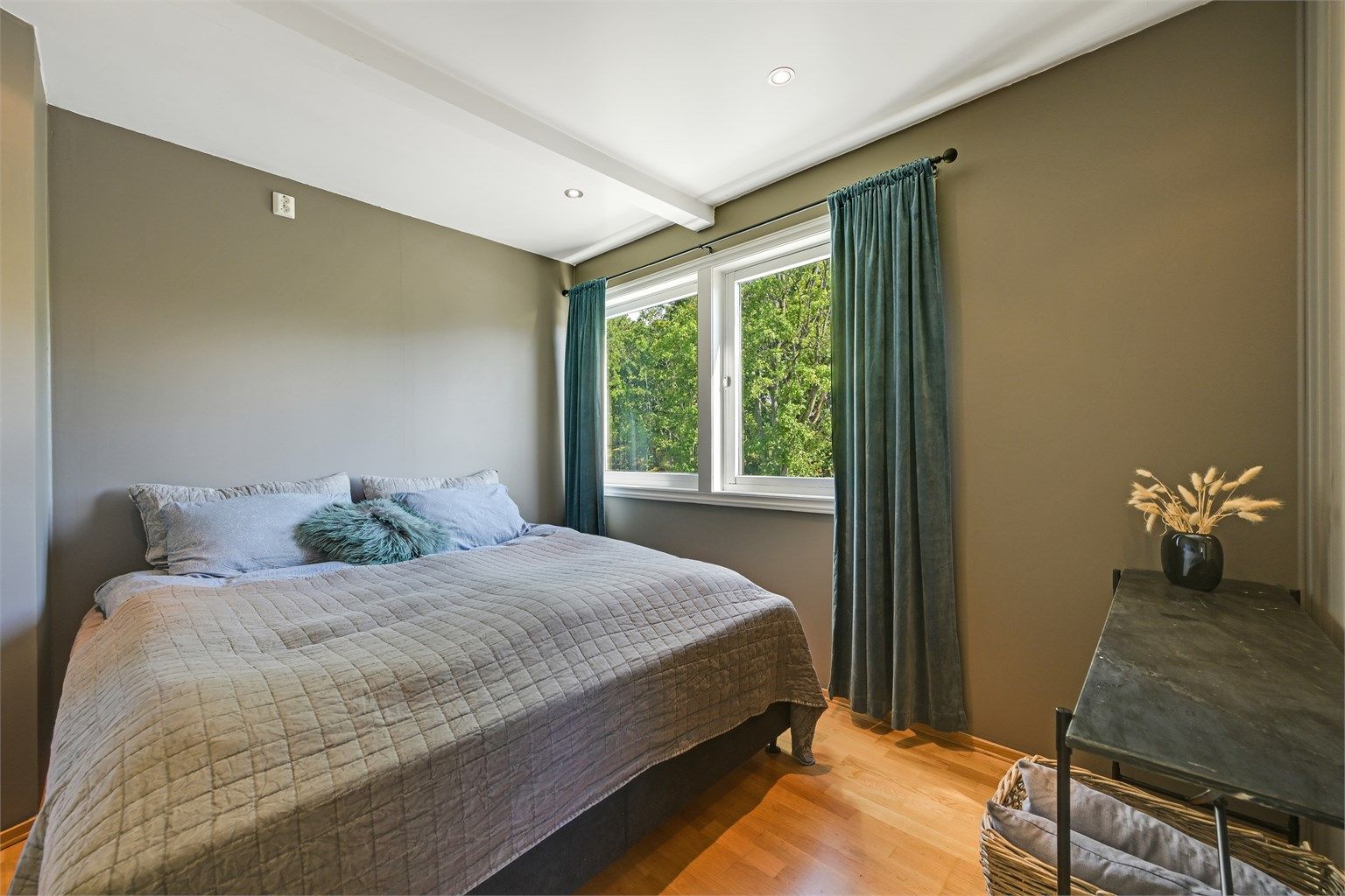 Lunt og innbydende soverom med god plass til dobbeltseng og tilhørende møblement. 