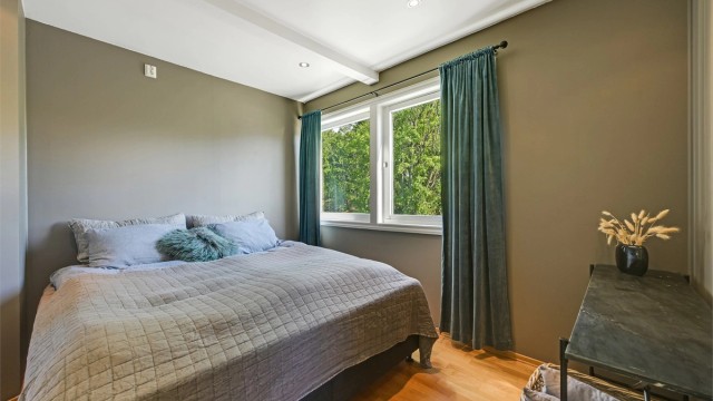 Lunt og innbydende soverom med god plass til dobbeltseng og tilhørende møblement.