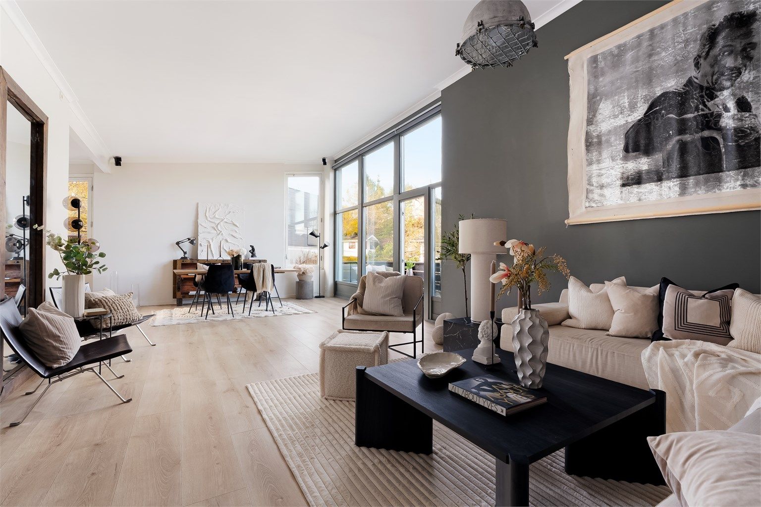 Stuen er av god størrelse og kan enkelt innredes med en hyggelig sittegruppe og tilhørende salongbord og tv-seksjon.