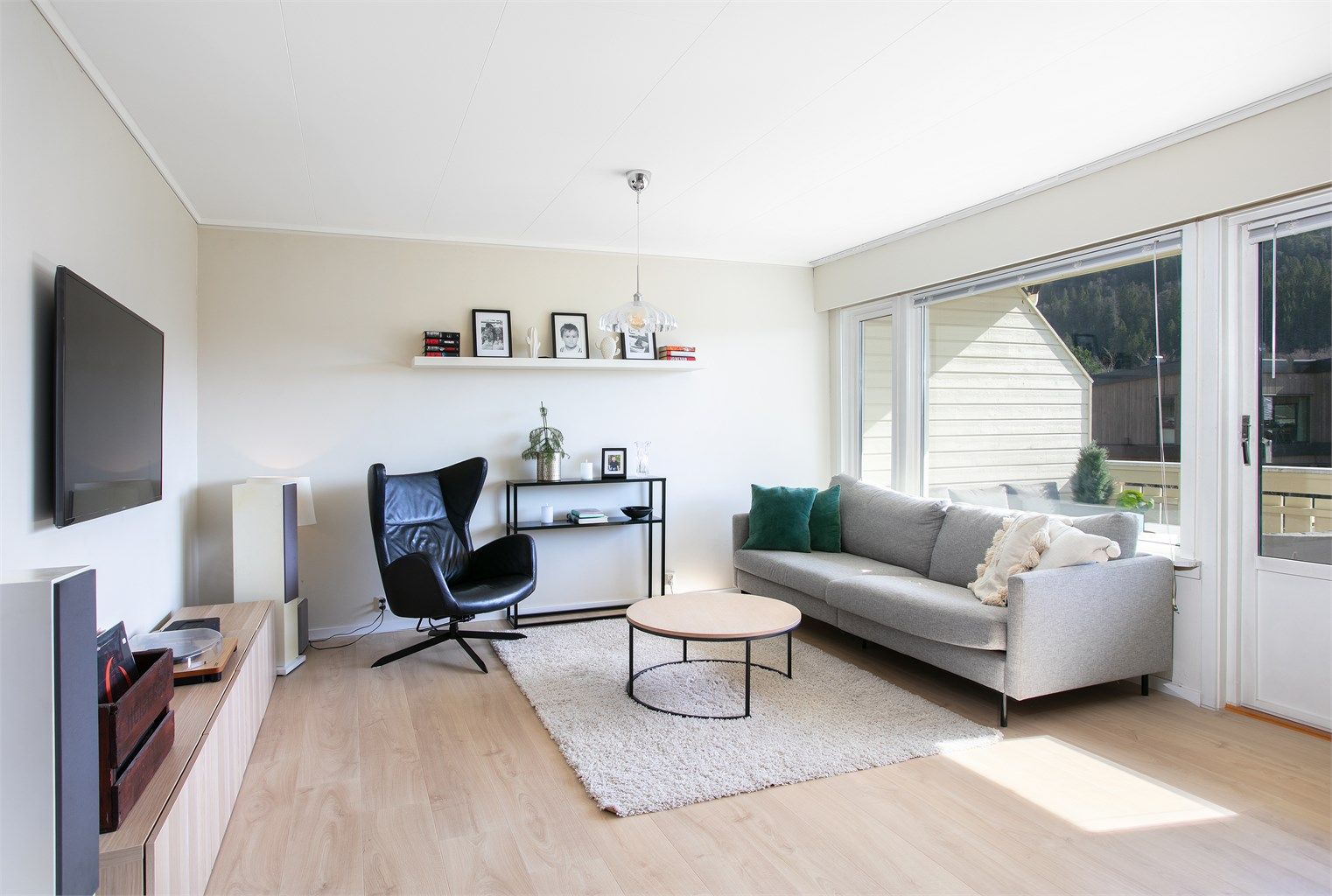 Stuen har store vindusflater og direkte utgang til en romslig, overbygget balkong.