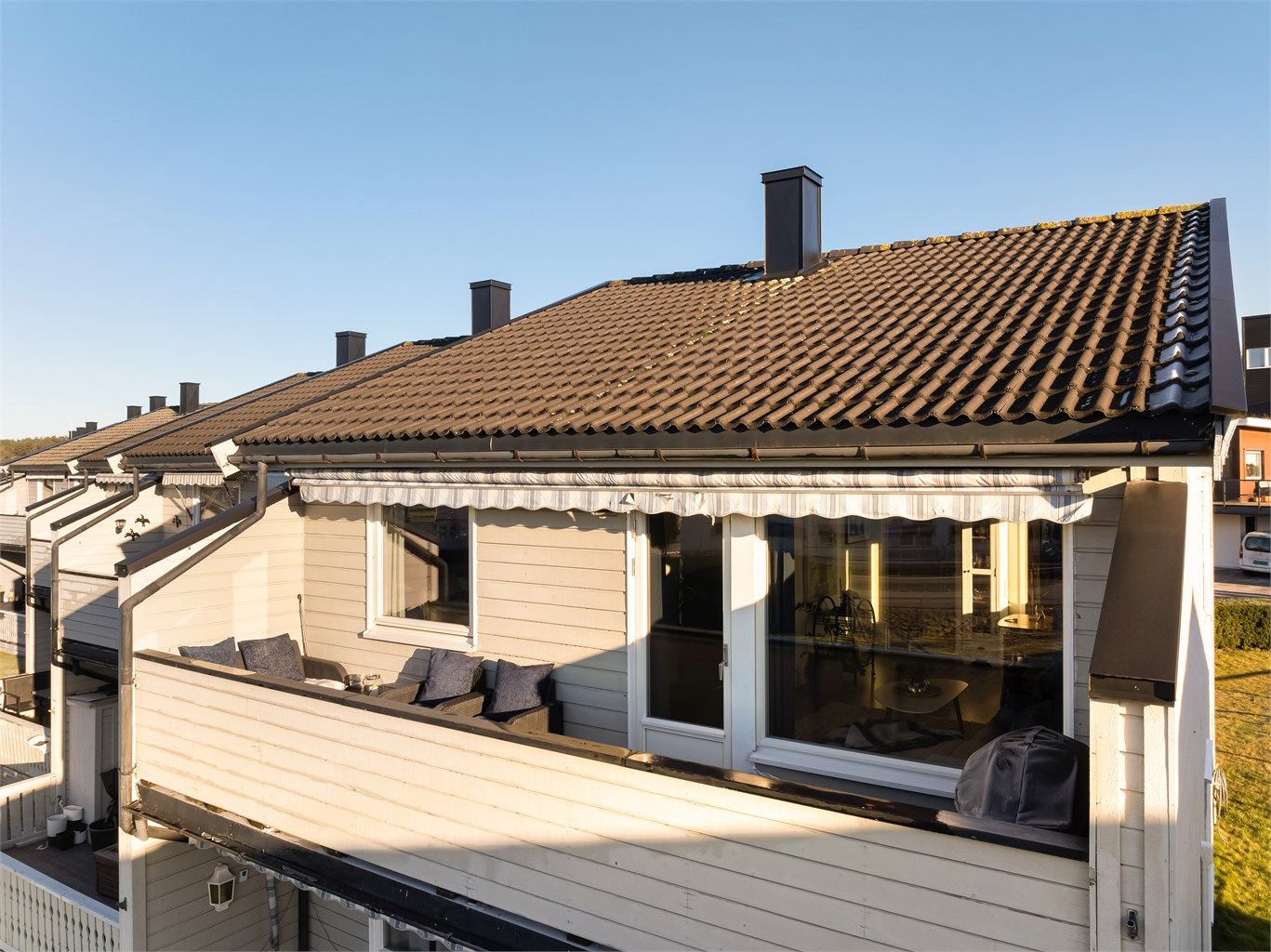 Heldekkende markise over balkongen gir effektiv solskjerming. ved behov. Balkongdøren og leilighetens vinduer er fra 2022.