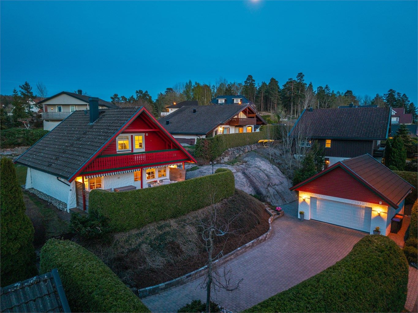 Eiendommen ligger i et idyllisk og rolig boligområde i Rambergåsen.