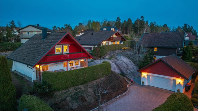 Eiendommen ligger i et idyllisk og rolig boligområde i Rambergåsen.