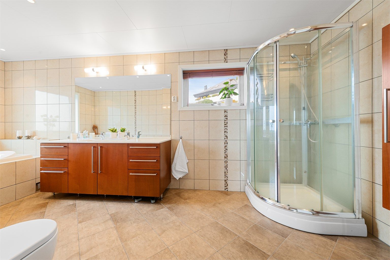 Romslig flislagt bad i 1. etasje som ble renovert i 2007