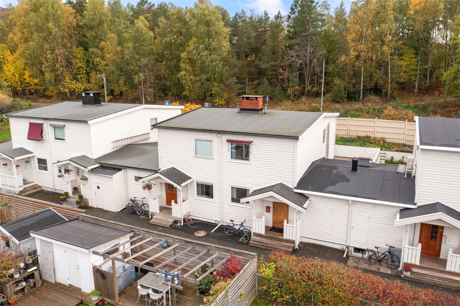 Rekkehusbebyggelse med umiddelbar nærhet til skogsområder og inngang til Østmarka. 