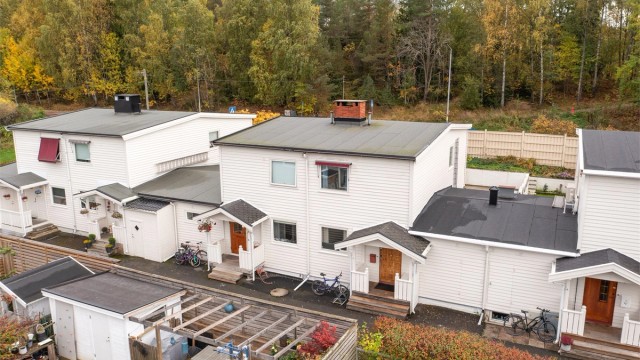 Rekkehusbebyggelse med umiddelbar nærhet til skogsområder og inngang til Østmarka.