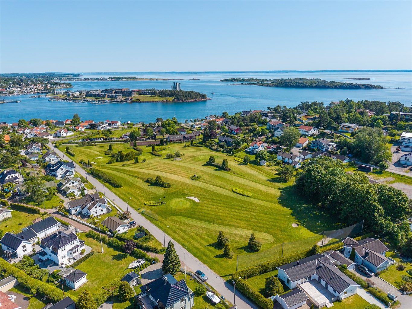 Husøy golfbane ligger i det grønne øylandskapet i nærområdet.