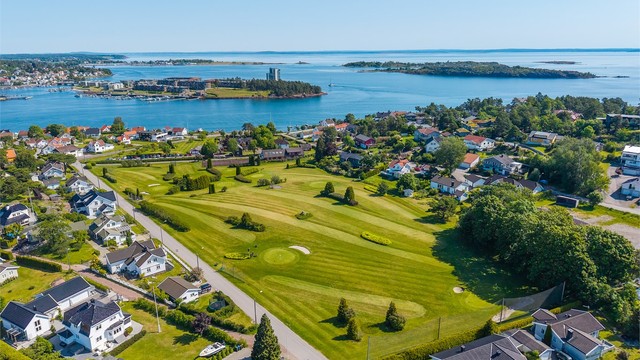 Husøy golfbane ligger i det grønne øylandskapet i nærområdet.