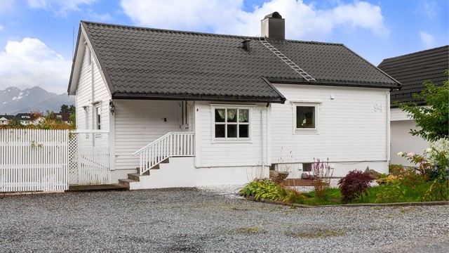 Fasade mot nord med gruslagt gårdplass