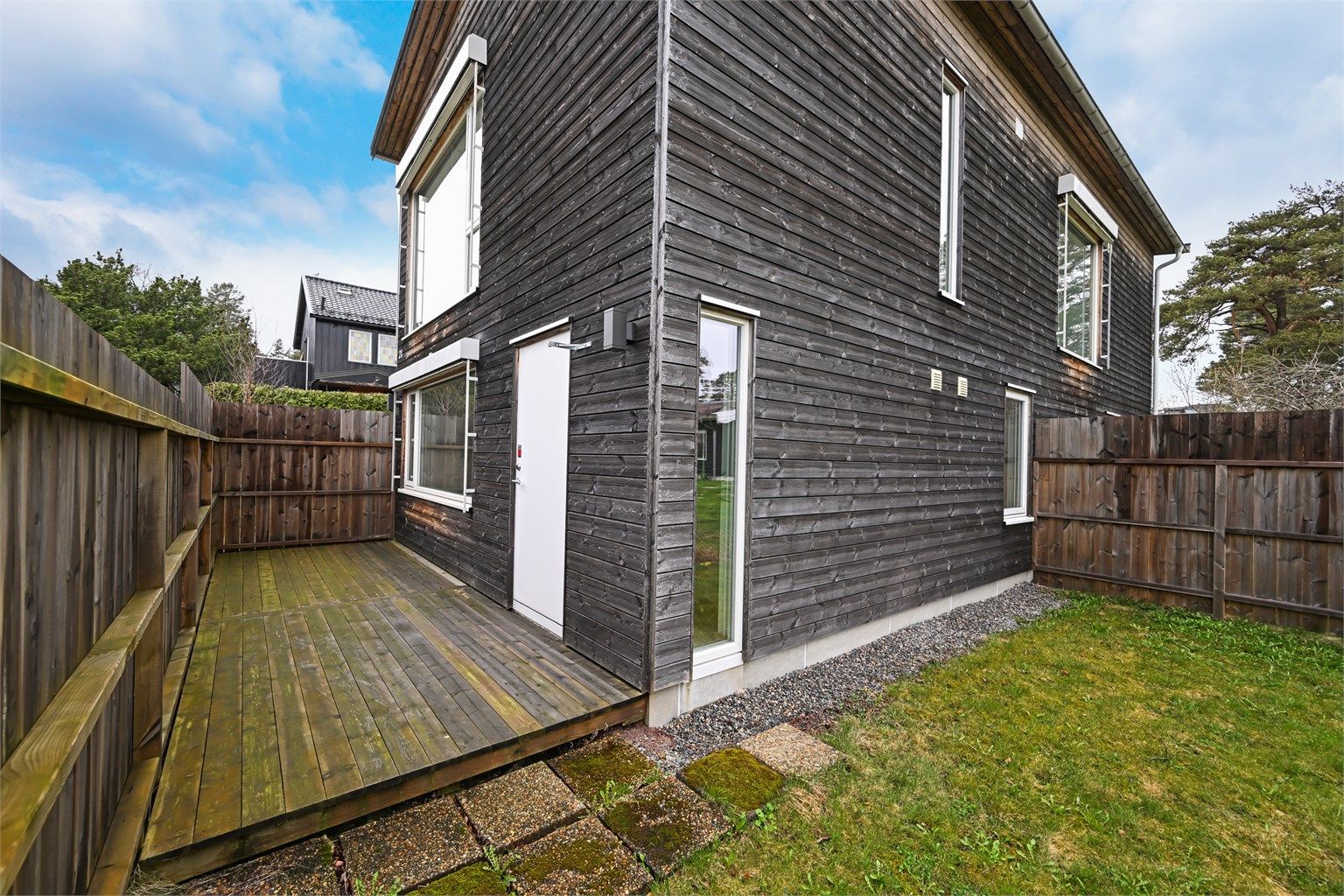 Fra stuen i første etasje er det utgang til en sørvendt markterrasse på 11 m².