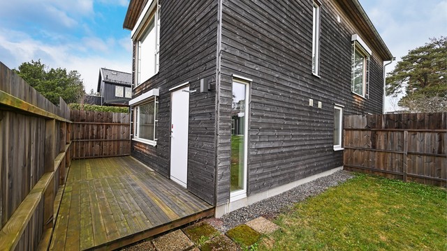 Fra stuen i første etasje er det utgang til en sørvendt markterrasse på 11 m².