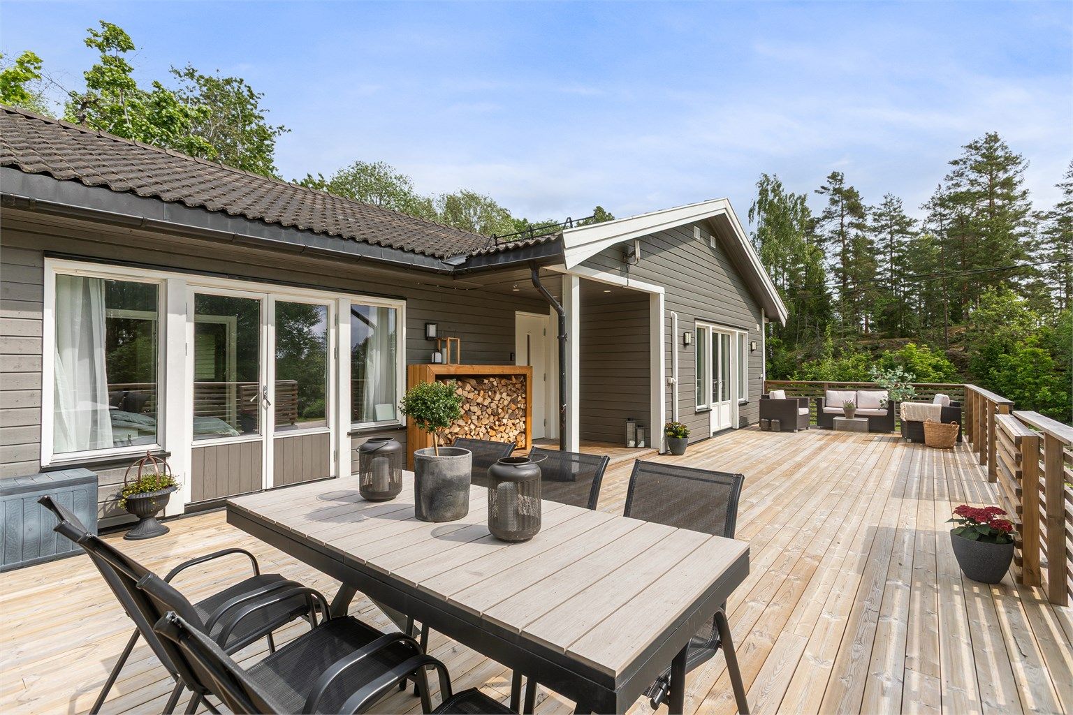 Stor og solrik terrasse med plass til flere soner