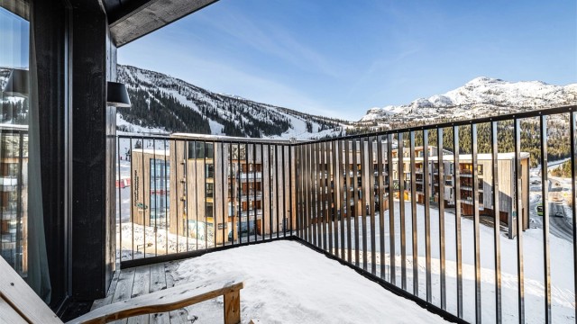Velkommen - Her gir både stue, soverom og balkongen en flott utsikt over nærområdet og fjellene.