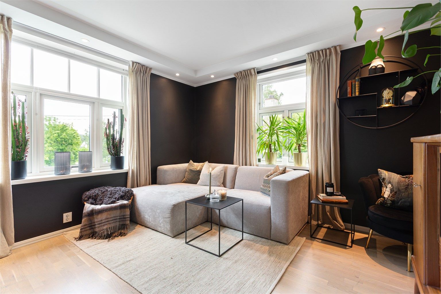 Leiligheten er gjennomgående og har tre yttervegger med vinduer