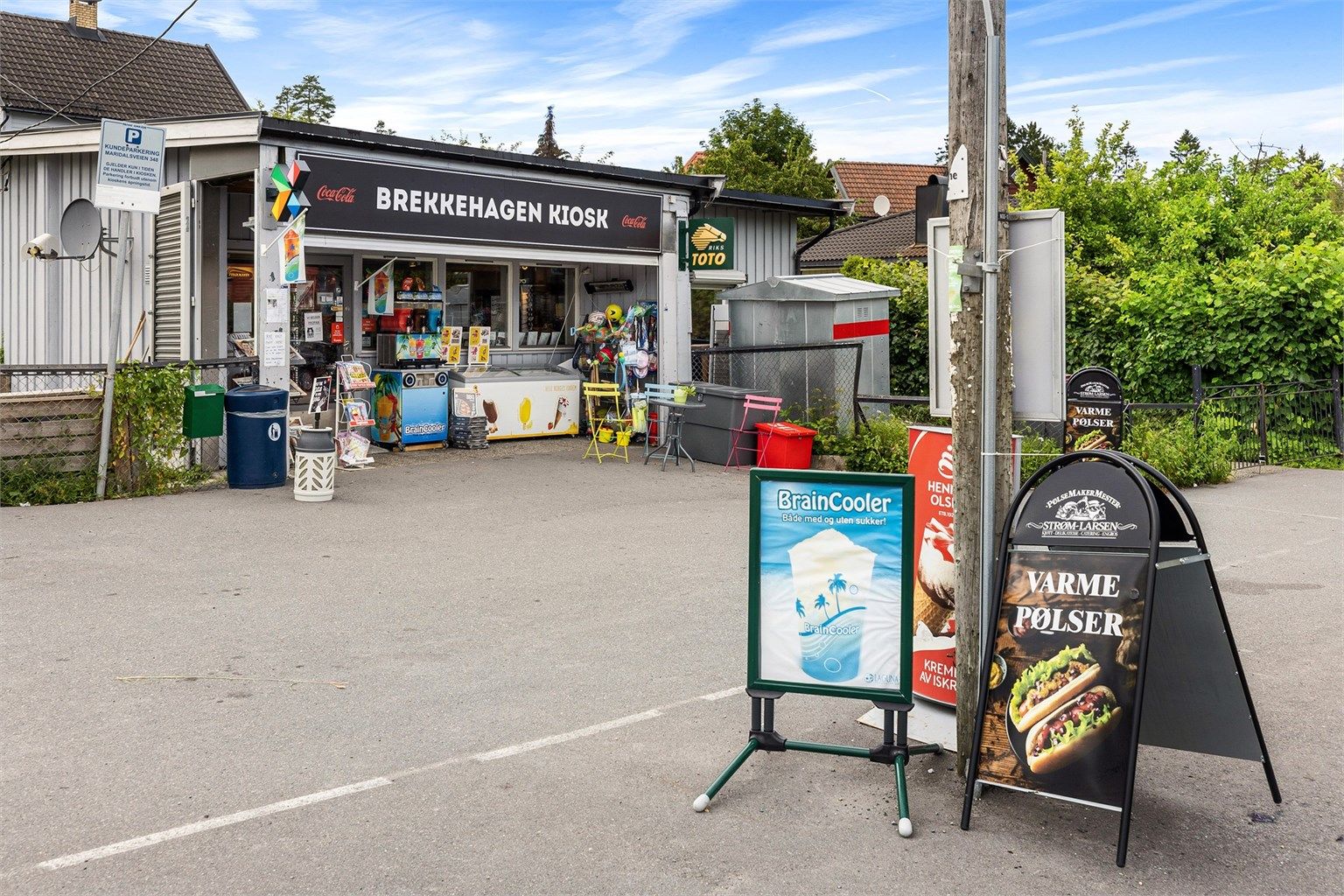 Brekkehagen kiosk og Rema1000 ligger kort vei fra boligen
