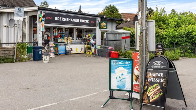 Brekkehagen kiosk og Rema1000 ligger kort vei fra boligen
