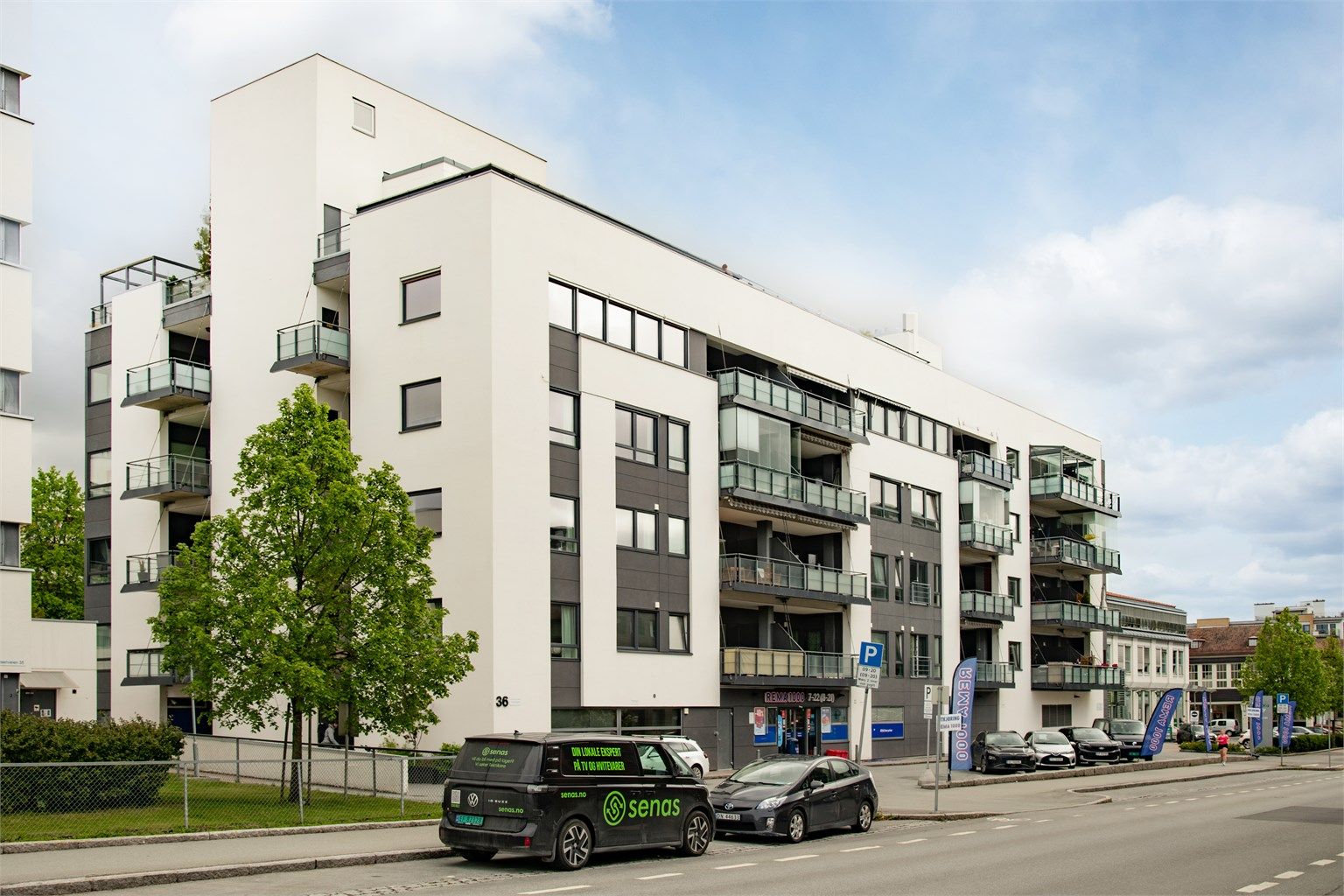 Bygget fra 2003 med pen fasade og felles takterrasse på toppen. 