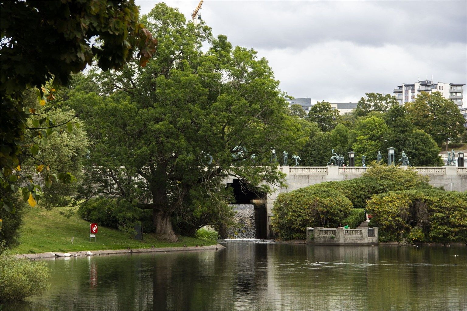 Fra eiendommen er det turstier direkte inn i Den Engelske Park som fører til Frognerparken.