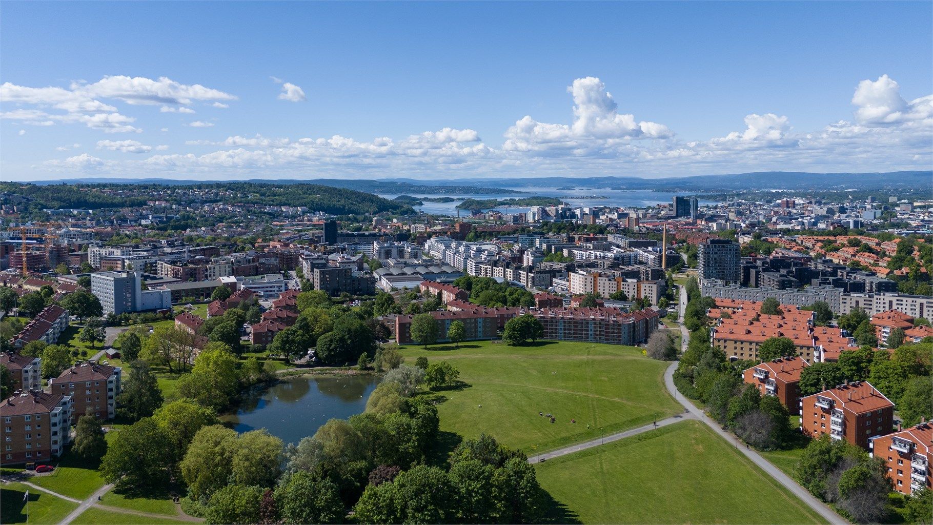 Like ved leiligheten ligger de store, flotte grøntområdene på Valle Hovin, som innbyr til rekreasjon og aktivitet.