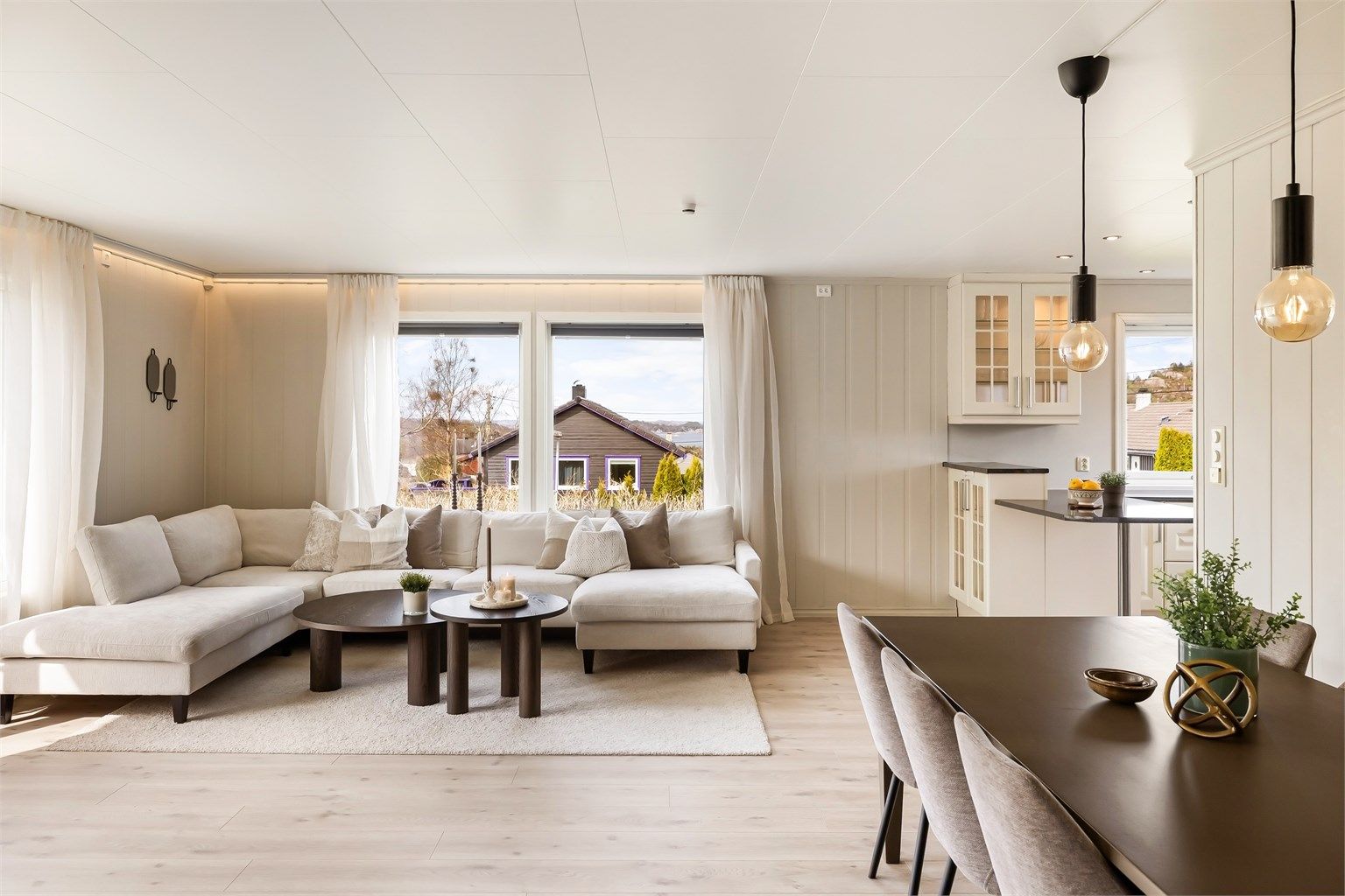 Lys og luftig stue med åpen løsning mot kjøkkenet