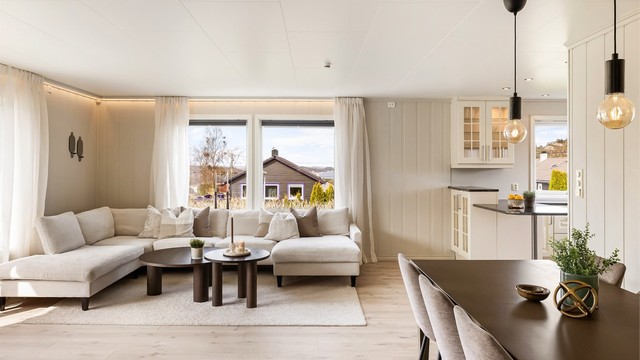 Lys og luftig stue med åpen løsning mot kjøkkenet