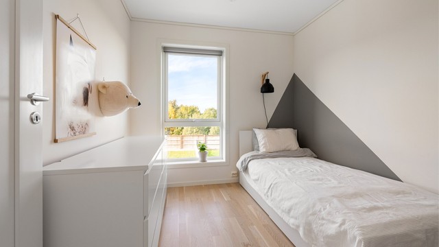 Soverom 2 innredet med seng og kommode, med vindu mot vest.