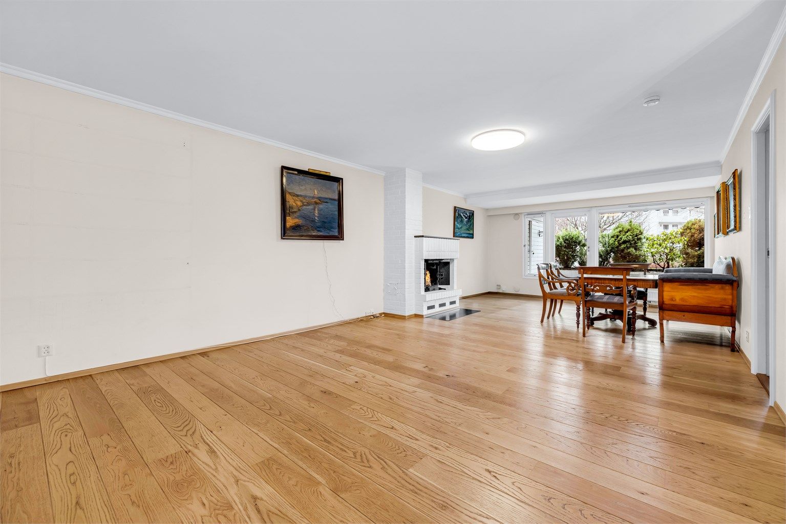 Meget romslig og åpen stue med peis og utgang til en stor terrasse. I stuen er det god plass til flere sittegrupper.